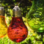 Guirlande sans prise au balcon : le solaire plutôt que les piles