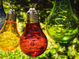 Guirlande sans prise au balcon : le solaire plutôt que les piles