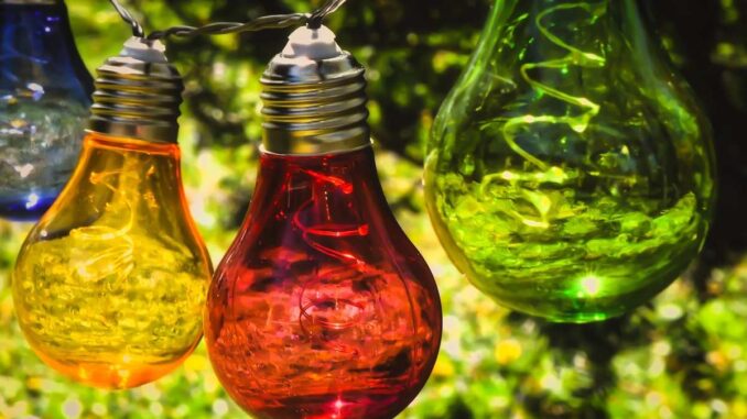 Guirlande sans prise au balcon : le solaire plutôt que les piles